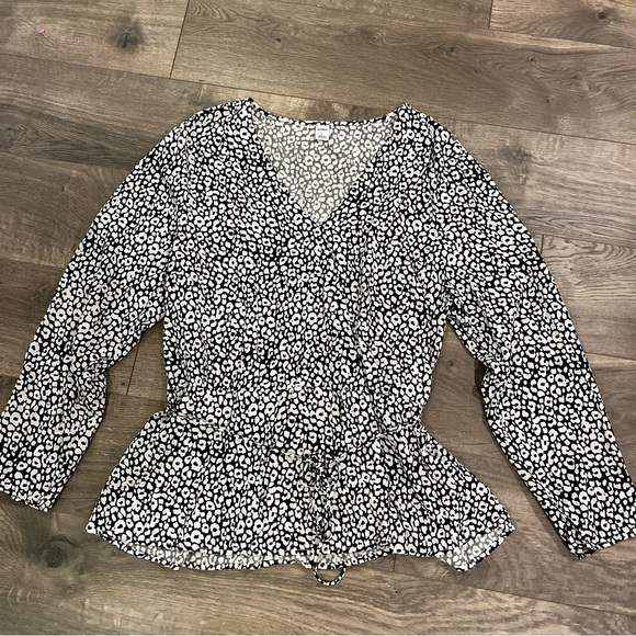 Old Navy Women’s Blouse Top Size Large Black/White V-Neck - Picture 1 of 5